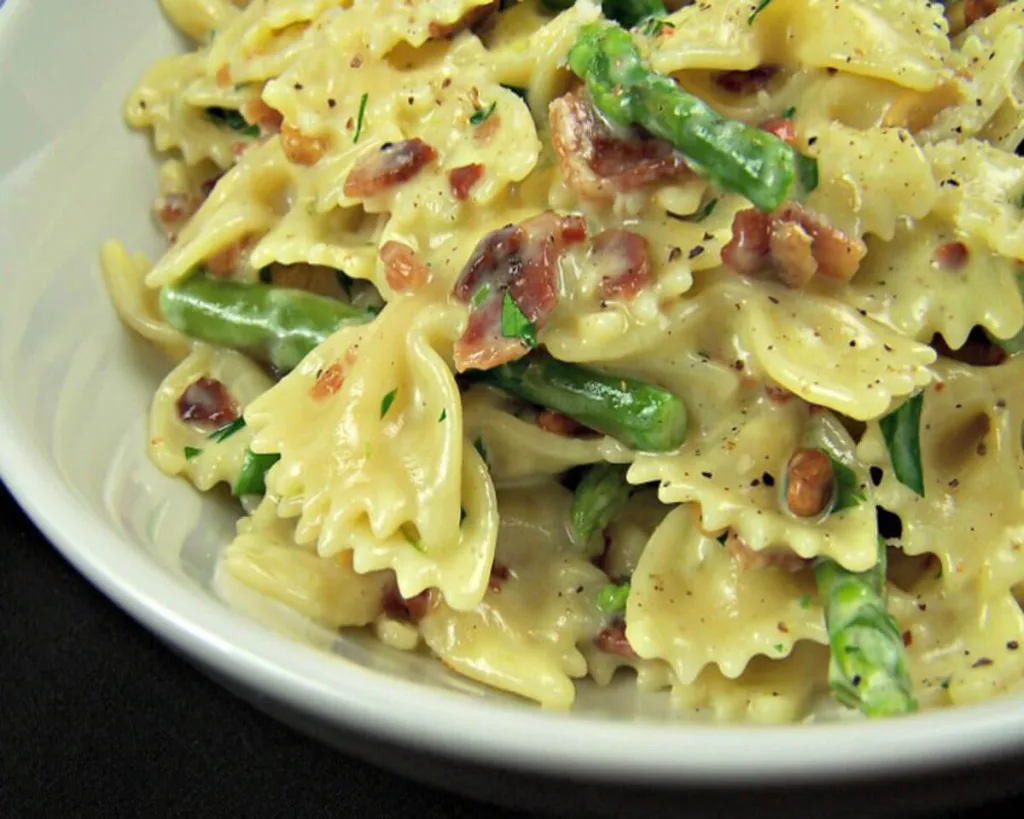 Creamy Pasta with Asparagus and Bacon