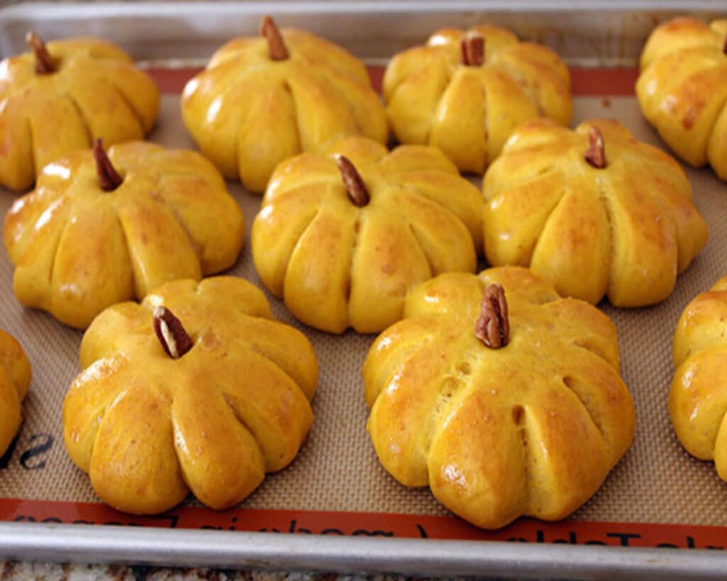 Pumpkin Bread Rolls with Cinnamon Butter